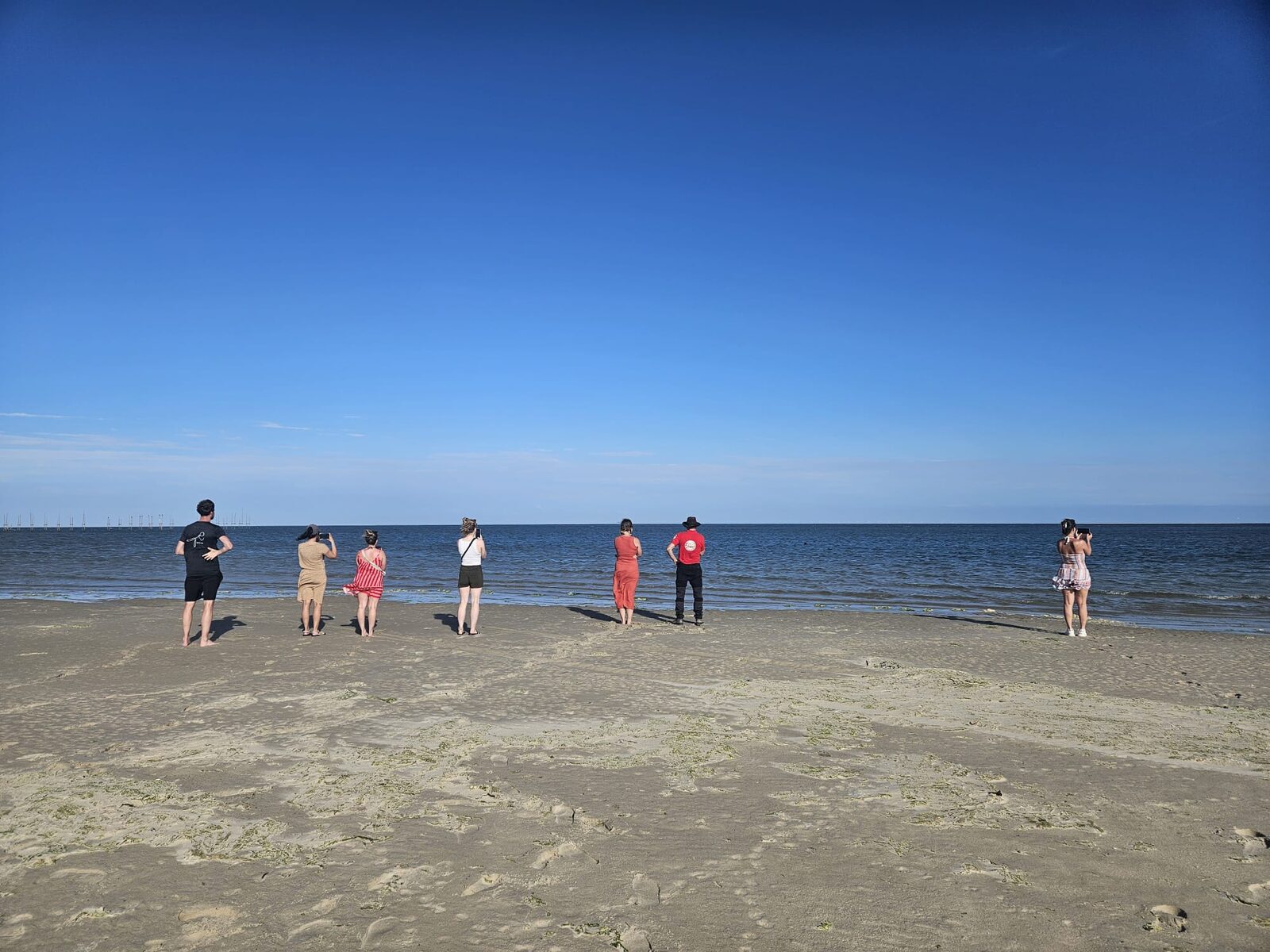 Dansen op het strand van Vlieland bij zonsondergang